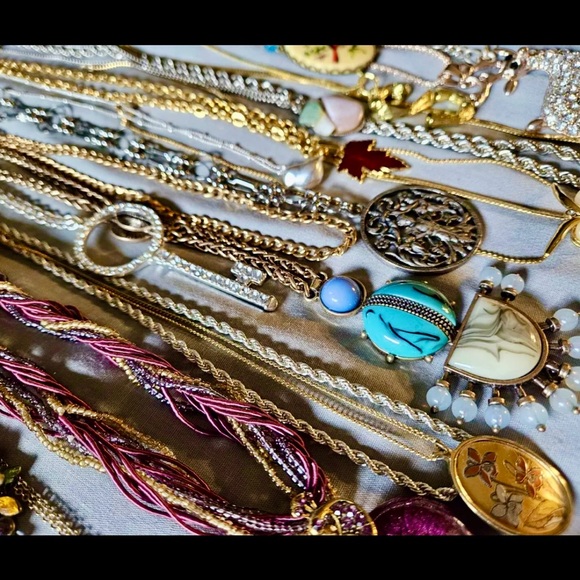 1 LB pound Estate Sale jewelry lot~ Gold Silver rhinestones pearls - Picture 2 of 7